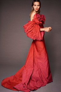 00030-zac-posen-vogue-resort-2019-pr.thumb.jpg.64328e99f483b1ac932179b9e45f6051.jpg