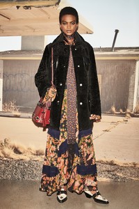 00032-coach-vogue-resort-2019-pr.thumb.jpg.123219296d21d12d376a0825a3dd2cc6.jpg