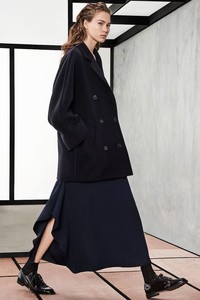 01-max-mara-pre-fall-18.thumb.jpg.08a1ffc286c83ae618b5f7e3d179f6db.jpg