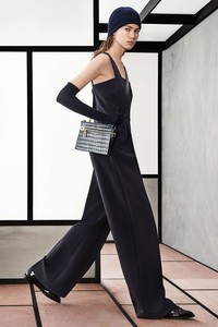 03-max-mara-pre-fall-18.thumb.jpg.6fd1dee1ecf17f3d9ff3446dceb55367.jpg