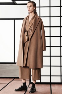 04-max-mara-pre-fall-18.thumb.jpg.57e88beec385e93c42bb97606da3b1f7.jpg