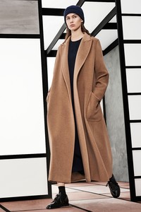 08-max-mara-pre-fall-18.thumb.jpg.4290b5be81b3cf727313e81293d8130d.jpg