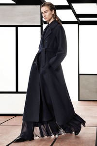 11-max-mara-pre-fall-18.thumb.jpg.077e31c0f135cf751bd99fbf437118b5.jpg