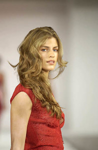 1312944973_EscadaSS2001NYFW8.thumb.jpg.71f1feea8d6edd8de4be05da512e1561.jpg