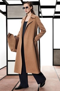 15-max-mara-pre-fall-18.thumb.jpg.02365a12db0f17aeaa425b61d6ae7062.jpg