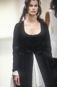 1821493358_AlbertaFerretti1994WomenRTW144.thumb.jpg.22187e28ca8cfe0d9a871de181cb88ba.jpg