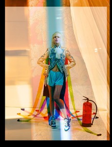 2018-04_NUMERO-BERLIN_LOUIS-VUITTON_by_MAURITS_SILLEM_1.thumb.jpg.a1d08786594ebb1dbffbbd35a2802c98.jpg