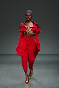 23-matty-bovan-fw-18.thumb.jpg.f24beed8d026be02e91469f839ff9f6d.jpg