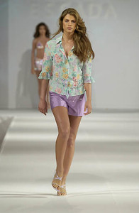 242613755_EscadaSS2001NYFW1.thumb.jpg.ec4ccccbf01f687c34499d02dea4ba4c.jpg