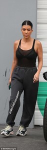 4BC9599200000578-5685251-The_mother_of_three_paired_the_leisurewear_with_a_mesh_top_over_-a-3_1525313882339.jpg