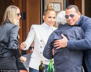 4BE59C5700000578-5695847-_He_s_so_lovely_In_a_recent_interview_with_ET_Jennifer_had_nothi-a-16_1525577919940.jpg