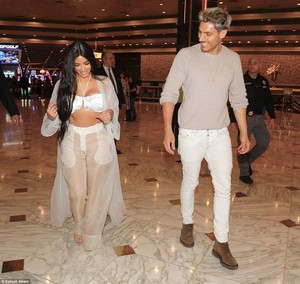 4BED800300000578-5697763-Hee_hee_The_Playboy_cover_girl_was_walking_with_a_man_who_looked-a-82_1525645372080.jpg