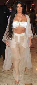 4BED801700000578-5697763-Twice_as_nice_The_siren_from_Calabasas_wore_a_white_bra_top_with-a-76_1525645371820.jpg