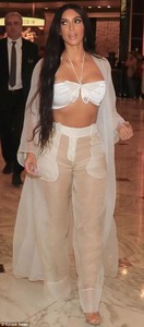 4BED803B00000578-5697763-The_beauty_was_spotted_in_the_lobby_of_the_MGM_Grand_hotel-a-74_1525645371771.jpg