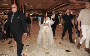 4BED805700000578-5697763-Not_taking_any_chances_The_beauty_had_several_security_guards_ar-a-81_1525645372063.jpg