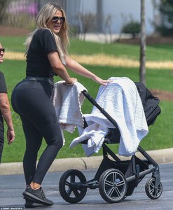 4BED9C8500000578-5697715-Mommy_and_me_Khloe_Kardashian_was_seen_out_with_her_bundle_of_jo-a-108_1525646155910.jpg