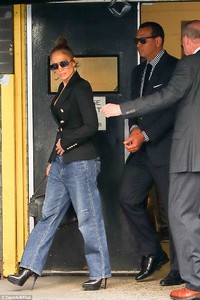 4BFE5C1E00000578-5707009-Chic_The_49_year_old_showcased_her_ample_assets_as_she_rocked_a_-a-1_1525835178359.jpg