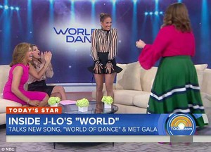 4C060EC500000578-5709985-There_she_is_Melissa_McCarthy_surprised_J_Lo_with_an_appearance_-m-44_1525885227121.jpg