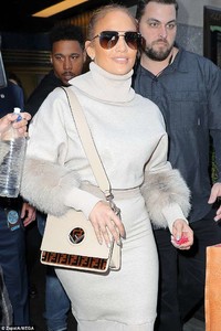 4C09A6AE00000578-0-Shady_lady_She_tied_her_caramel_locks_back_into_a_bun_and_added_-m-34_1525914135667.jpg