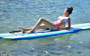 4C0EE95A00000578-5714637-Taking_it_all_in_She_lounged_on_the_board_for_some_time_soaking_-a-4_1525975397240.thumb.jpg.e032196b24985885b66f9acbf9c01e09.jpg