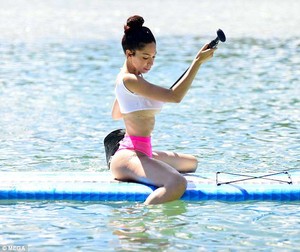 4C0EECD200000578-5714637-Star_power_Farrah_styled_her_long_brunette_locks_up_into_a_topkn-m-63_1525971537307.jpg