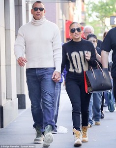 4C1E295200000578-5720319-In_step_On_Friday_Jennifer_Lopez_48_and_Alex_Rodriguez_42_were_s-a-195_1526090759747.jpg