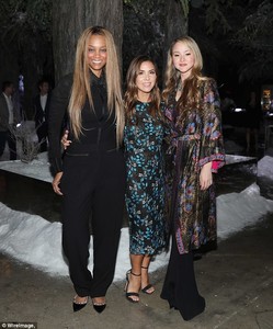 4C8D777700000578-5762589-Strike_a_pose_Supermodel_Devon_Aoki_was_on_hand_for_the_event_we-a-8_1527086599338.jpg