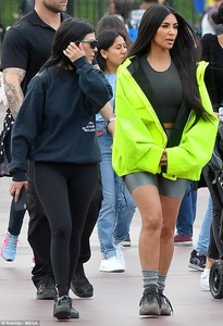 4C90286E00000578-5764193-Simple_Besides_her_Kourtney_went_for_minimalist_chic_in_all_blac-a-11_1527114773600.jpg