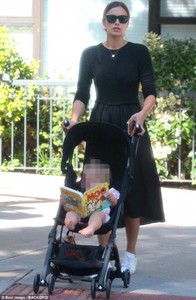 4C96E98D00000578-5767701-Keeping_it_simple_Irina_a_32_year_old_Russian_model_whose_baby_s-m-61_1527176700233.jpg