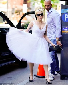 4C99E9CD00000578-5769079-Turning_Big_Apple_into_her_catwalk_The_cleavage_boosting_full_sk-a-105_1527198753978.jpg