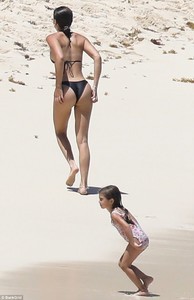 4CAF3C2700000578-5777535-The_little_cutie_who_wore_a_pink_flowery_bathing_suit_played_at_-m-76_1527456521132.jpg