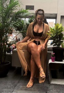 4CB0CB7F00000578-5778105-Fashionista_The_beauty_upped_the_glamour_by_pairing_her_kaftan_w-a-3_1527500762808.jpg