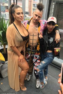 4CB5726400000578-5780025-Done_up_The_curvy_beauty_wore_nude_sandals_and_had_her_nails_pai-a-13_1527532408660.jpg