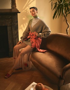 5ae8b1c8dddf1_VogueMexicoMay201815.thumb.jpg.0d5b19e7af6b68ea455c80b17486daea.jpg