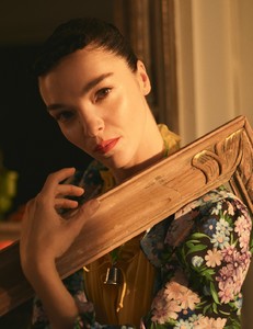5ae8b1c9d928c_VogueMexicoMay201816.thumb.jpg.6d1baaea7053199e7ee94785d2d005af.jpg