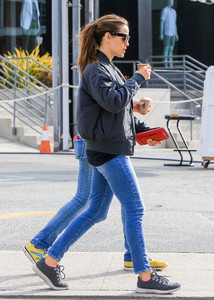 Jennifer+Garner+goes+out+coffee+D91eAETbNY3x.jpg