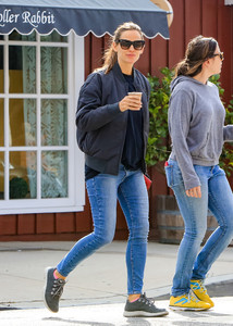 Jennifer+Garner+goes+out+coffee+l30upb1ovBwx.jpg