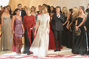 Anna+Wintour+Heavenly+Bodies+Fashion+Catholic+qPnpCx83XBWx.jpg