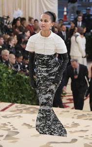 5af185f1355ea_Alicia-Vikander-2018-MET-Gala--01.thumb.jpg.e2e91e2bee22a1ee9618f06102e22a02.jpg