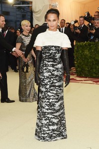 5af1864354665_Alicia-Vikander-2018-MET-Gala--02.thumb.jpg.8eade0aa9d8a89ca2f5e0a7a8dffc466.jpg