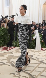 5af18690cec17_Alicia-Vikander-2018-MET-Gala--03.thumb.jpg.d02602c41896b1e1255967d86144b437.jpg