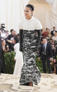 5af186c6ebd61_Alicia-Vikander-2018-MET-Gala--04.thumb.jpg.ef1035b27be0a44d0affee5d89bac1cc.jpg