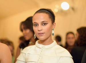 5af187bc1c52b_Alicia-Vikander-2018-MET-Gala--05.thumb.jpg.5207eb1284b79d6a9d1ac43518f3ad2e.jpg