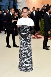 5af187f6ba739_Alicia-Vikander-2018-MET-Gala--06.thumb.jpg.5b5914a9454d33481ddf83bfbd005d15.jpg