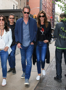 Rande+Gerber+Cindy+Crawford+out+RKAHGvr-Bcwl.jpg