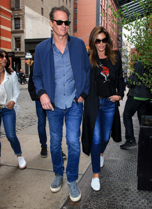 Rande+Gerber+Cindy+Crawford+out+U-LAKAxhsRLl.jpg