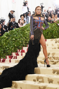 Jennifer+Lopez+Heavenly+Bodies+Fashion+Catholic+iwaI0NDCdyDx.jpg