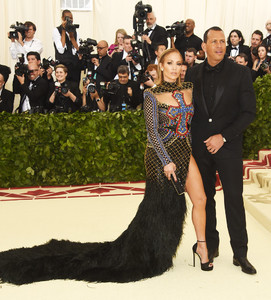 Jennifer+Lopez+Heavenly+Bodies+Fashion+Catholic+ZxzsLfwcu-bx.jpg