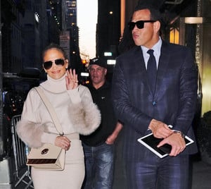      jlo100518BZNimage124.jpg