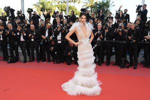 Kendall+Jenner+Girls+Sun+Les+Filles+Du+Soleil+fO28h7EGcewx.jpg